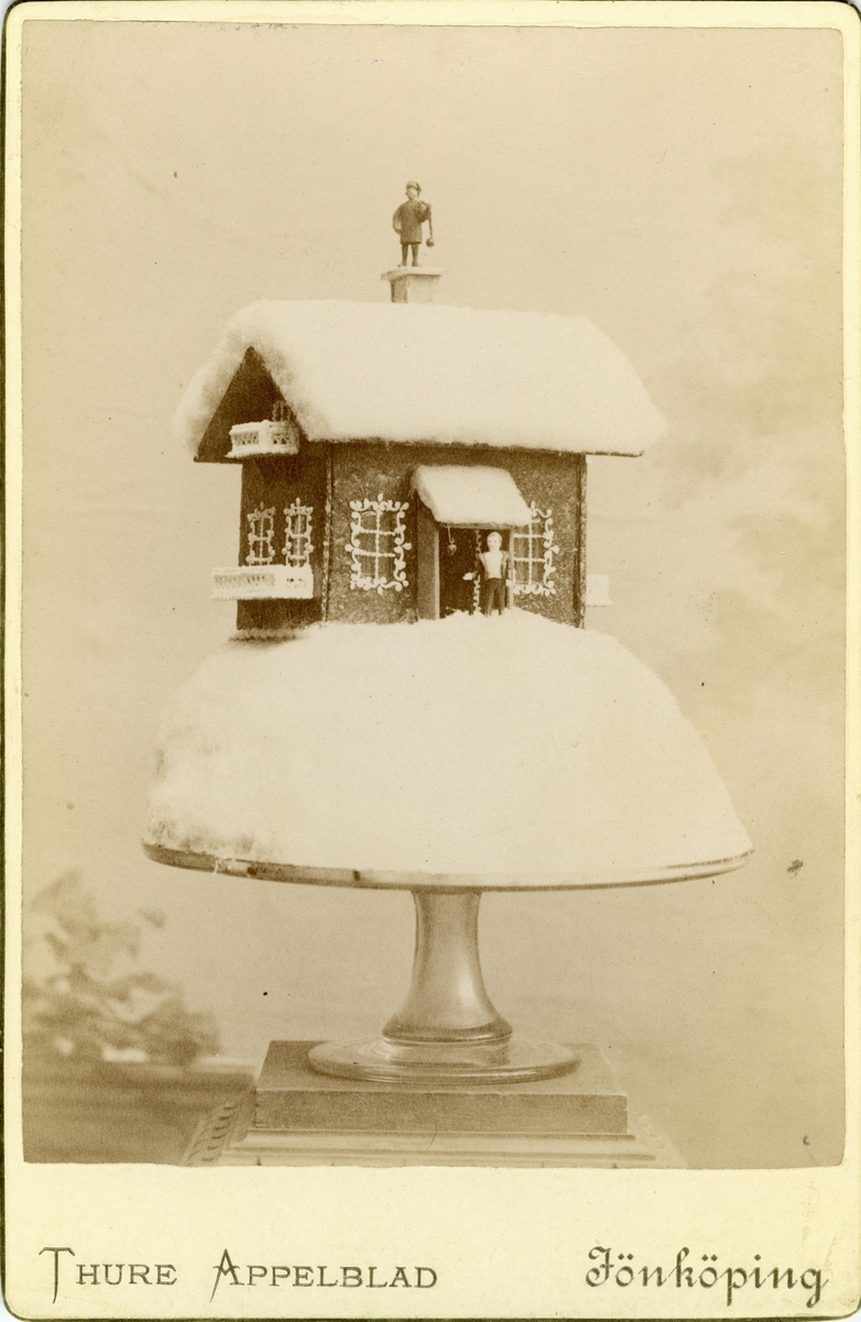 Ett hus gjort som en "Schweizerhydda" av konditor Arvid Östberg till B Sandvalls bröllop 1889-01-04.