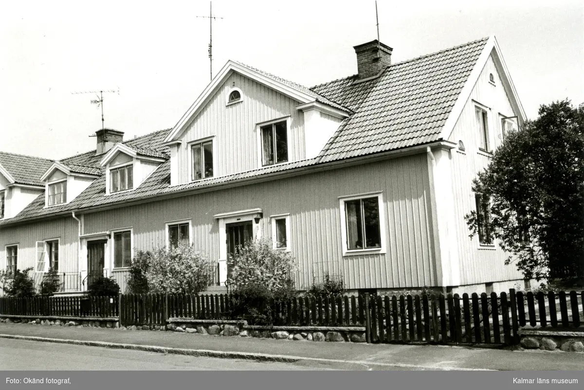 Söder om Södra Vägen finns en talrik radhusbebyggelse.
Kvarteret Buxbomen

Kvarteret Buxbomen 6, 5
St. Eriks Gata 4, 6

Foto: K. Pettersson 1974