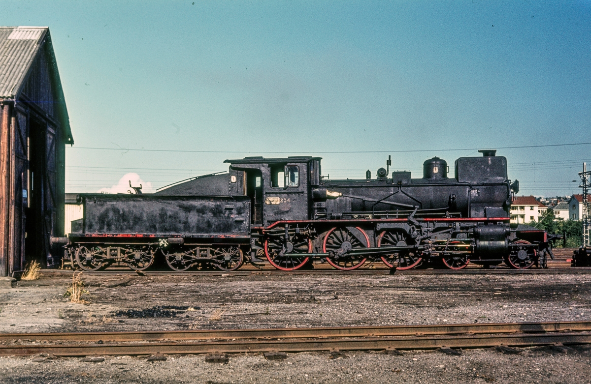 Utrangert damplokomotiv type 27a nr. 234, hensatt på Marienborg ved Trondheim.