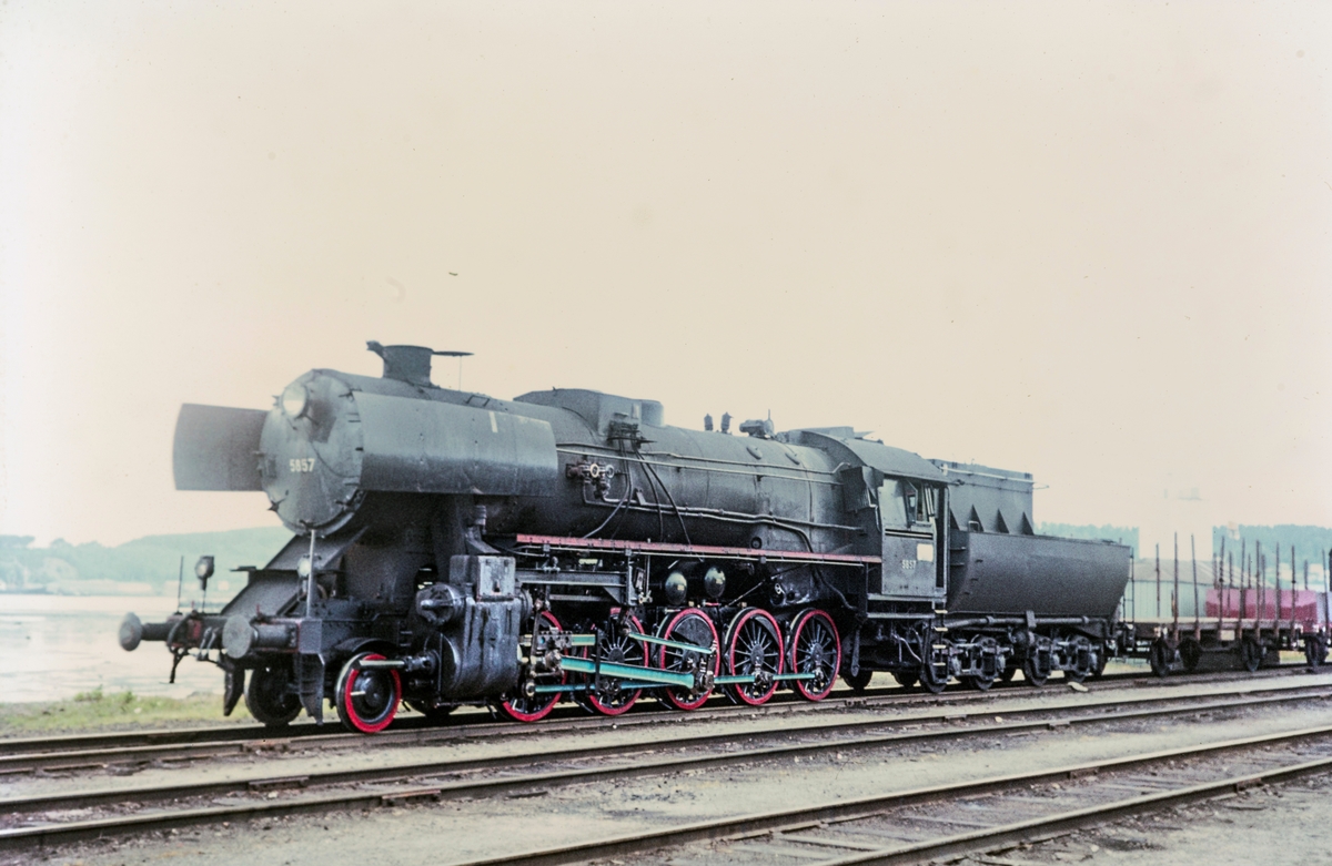 Godstog trukket av damplokomotiv type 63a nr. 5857.