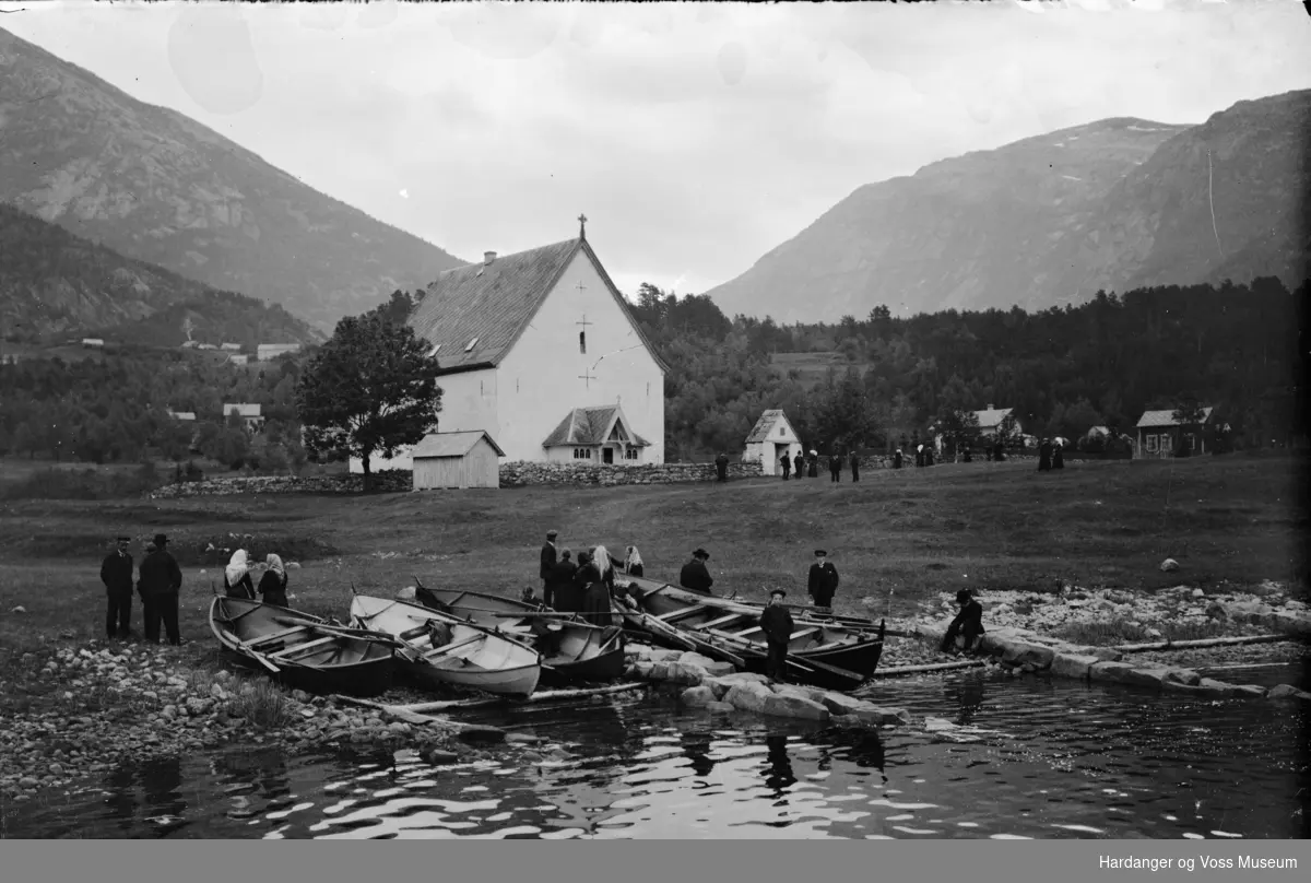 Folk og båtar ved Kinsarvik kyrkje