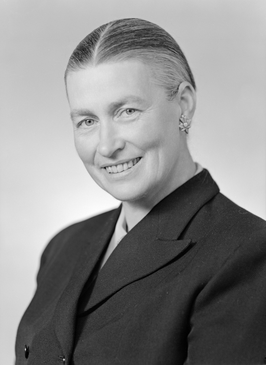 Porträtt av Röda kors-syster Tyra Myrgård. Gift med kyrkoherden i Vadstena pastorat, David Myrgård.