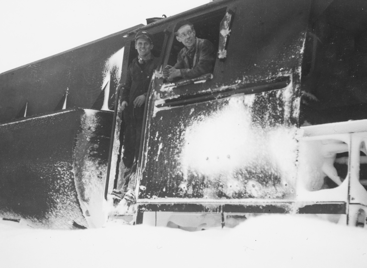 Lokomotivpersonalet på snøryddingstog på Nordlandsbanen, trukket av damplokomotiv type 63a nr. 5860.