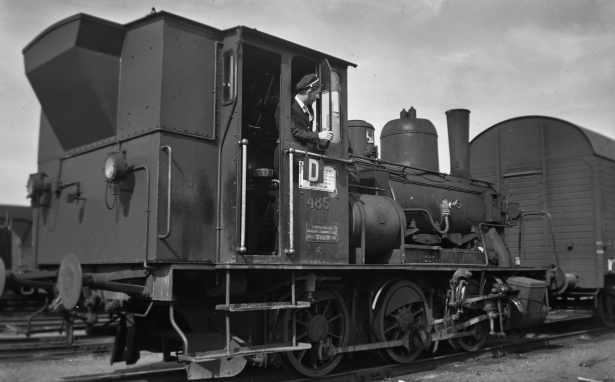 Damplokomotiv type 25e nr. 485 i skiftetjeneste på Trondheim stasjon. En fyrbøter tjenestegjør som lokomotivfører.