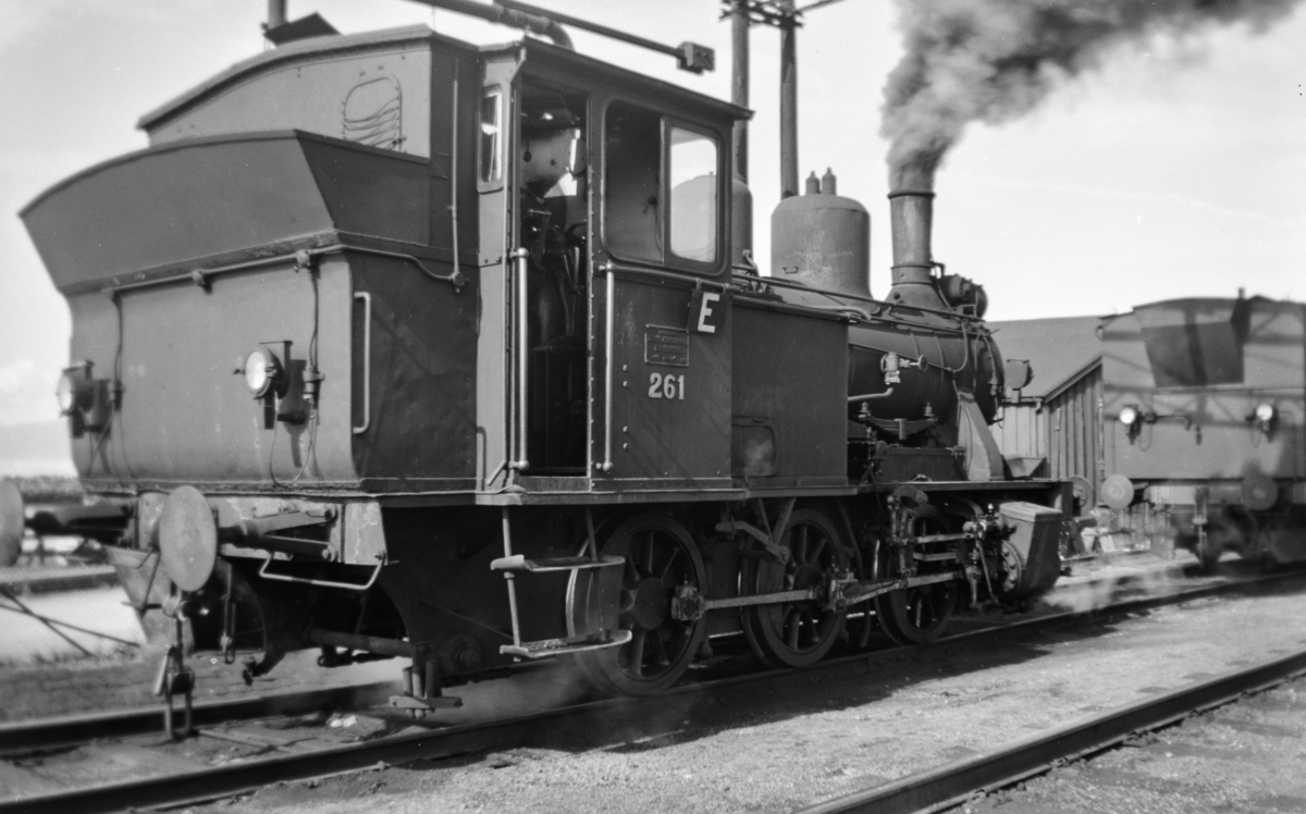 Damplokomotiv type 25a nr. 261 i skiftetjeneste på Trondheim stasjon.