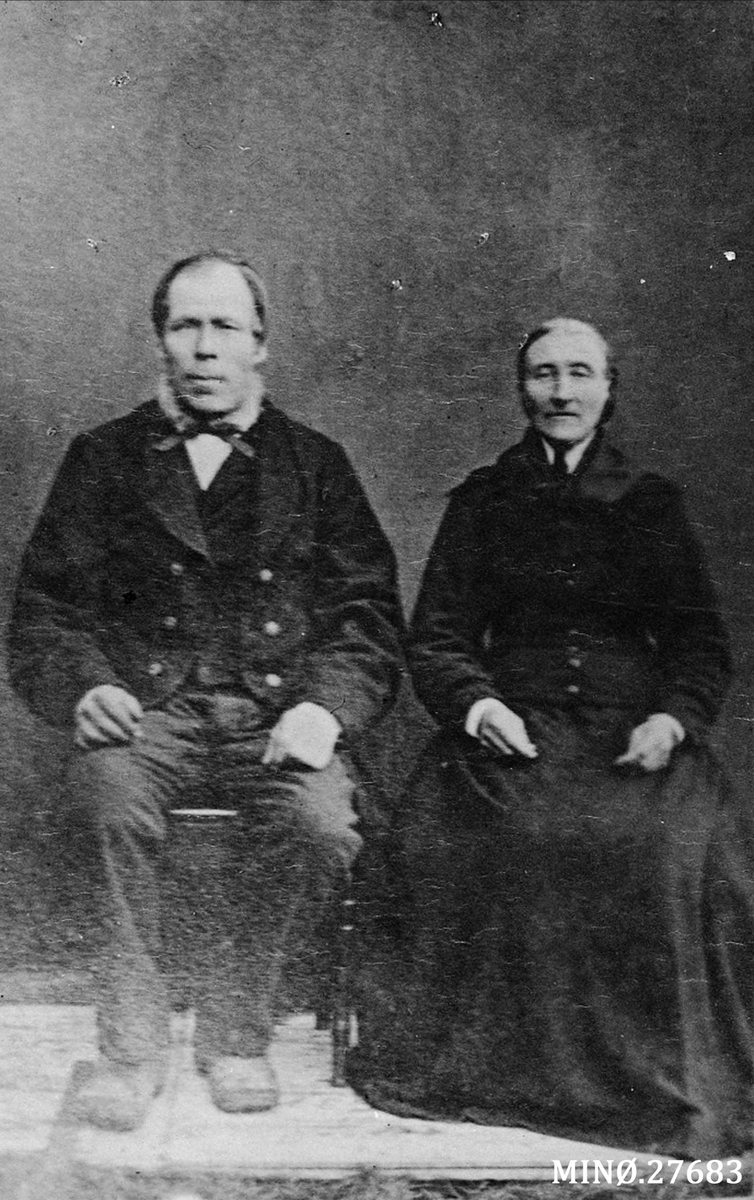 Portrett av ektepar - Embret og Anne Røe. Embret var født Øverby. Ola reiste til Amerika på sine gamle dager. 