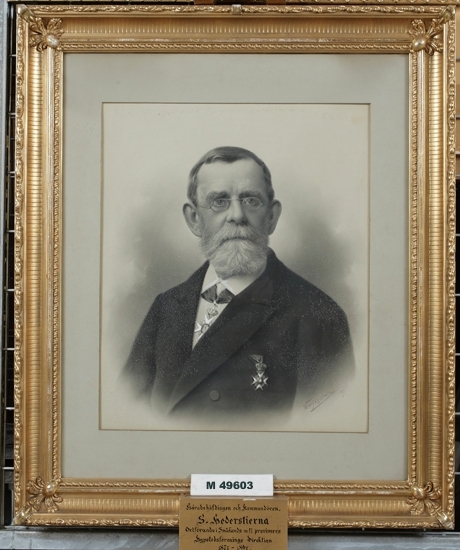 Litograferat porträtt av vice häradshövding Salomon Hederstierna (1817-1897).
Skäggig man iklädd glasögon och bonjour, med ordnar m.m. på bröstet.
Midjebild, halvprofil/ en face.
