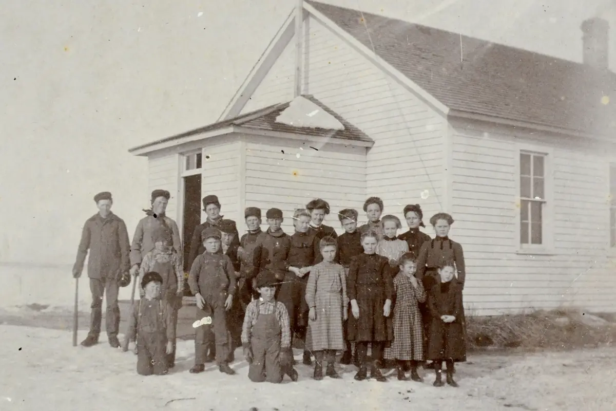 Elever og lærere utenfor skolestua i USA, ca. 1882