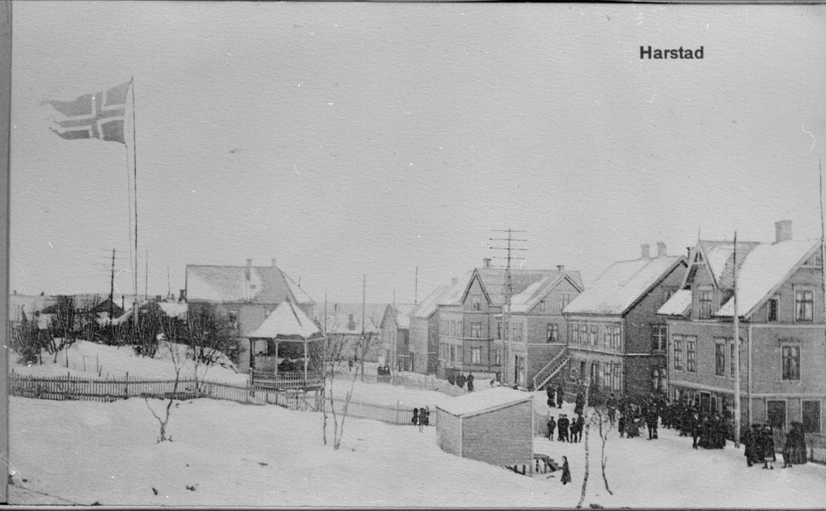 Bebyggelse langs Storgata i Harstad, med Generalhagen i forgrunnen.