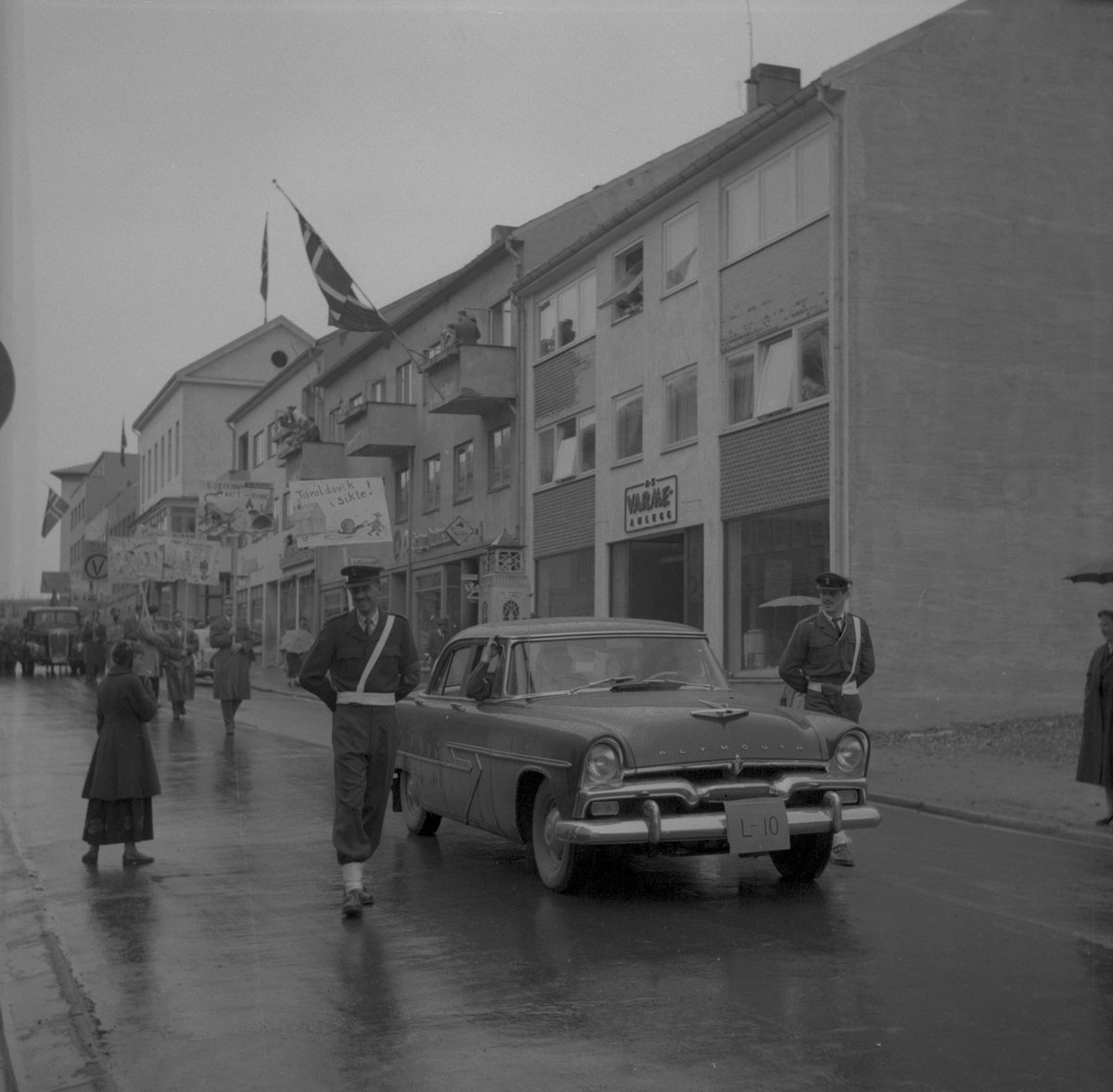 Teknikker opptog 17. mai 1957. Plymouth 1955-56 med militærpolitieskorte