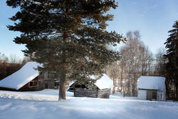 Kornkrybba snødekket ute på friluftsmuseet