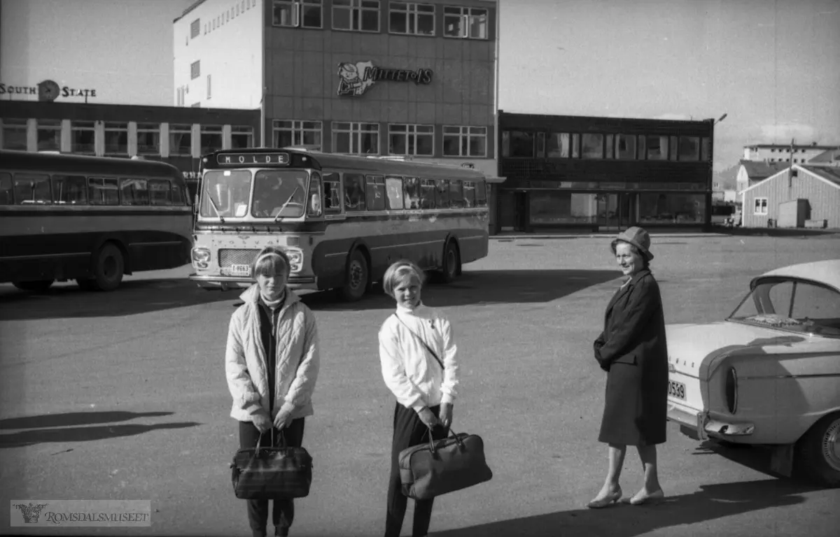 "Mai juni 1967".Bussen T-8663 var en Volvo B715, 1966-modell, som ble innkjøpt av Aarø og Molde Auto A/S. Karosseriet ble bygd ved Kristiansund Lettmetall (VBK) og bussen hadde 50 sitteplasser. Den ble registrert 1. juni 1966. Etter fusjonen til Molde Bilruter i 1973 ble bussen omregistrert til UR19401. I 1981 ble bussen tatt ut av rutetrafikk og solgt til en privatperson på Sunnmøre.