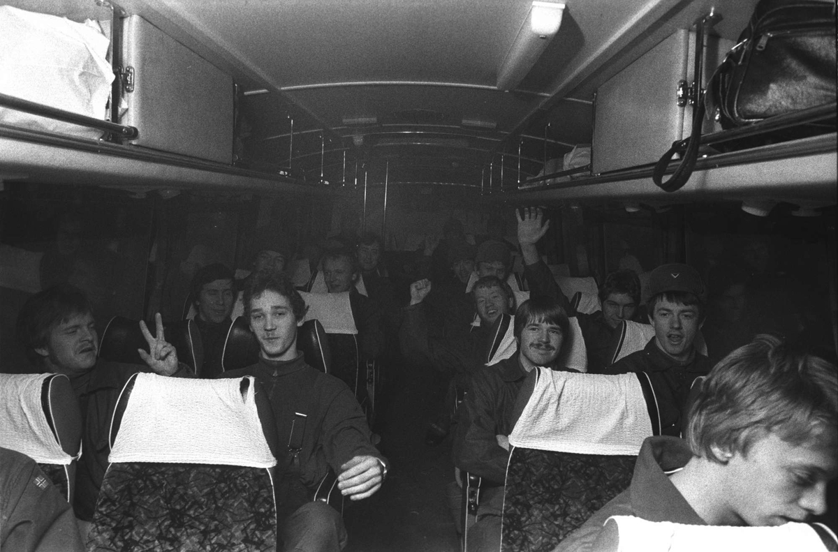 Soldater ombord på en buss.