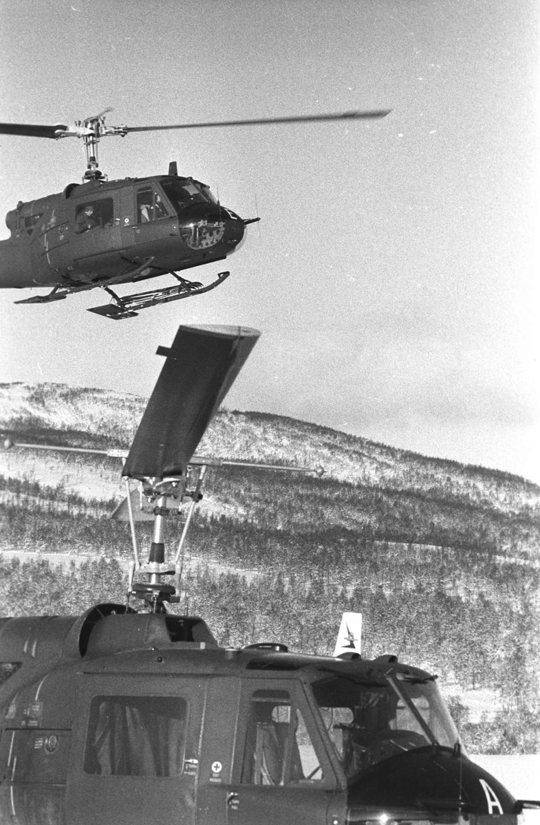Helikoptre på øvelse ved Åsegarden.