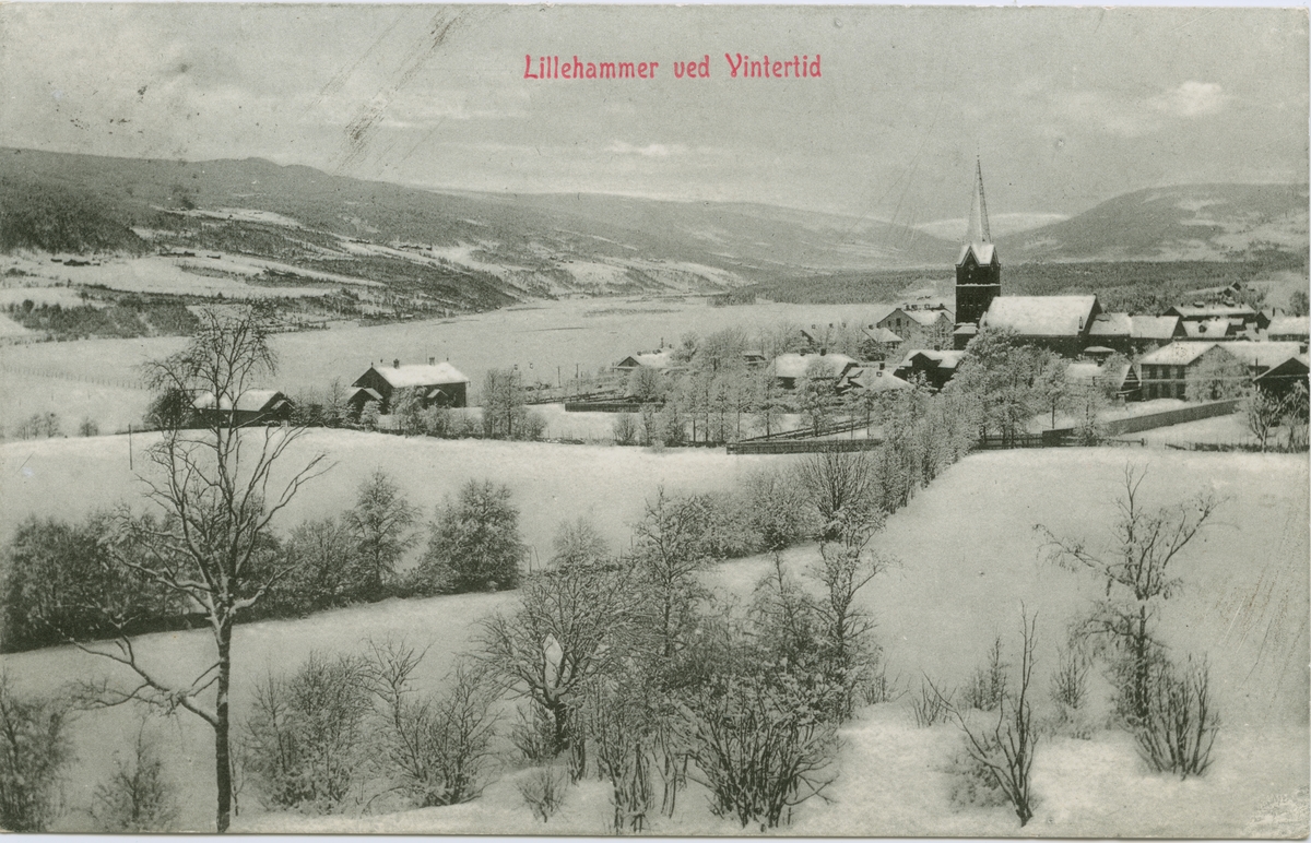 Repro: Utsikt over Lillehammer, sett fra sør mot Lillehammer kirke, vinter, bebyggelse, postkort.