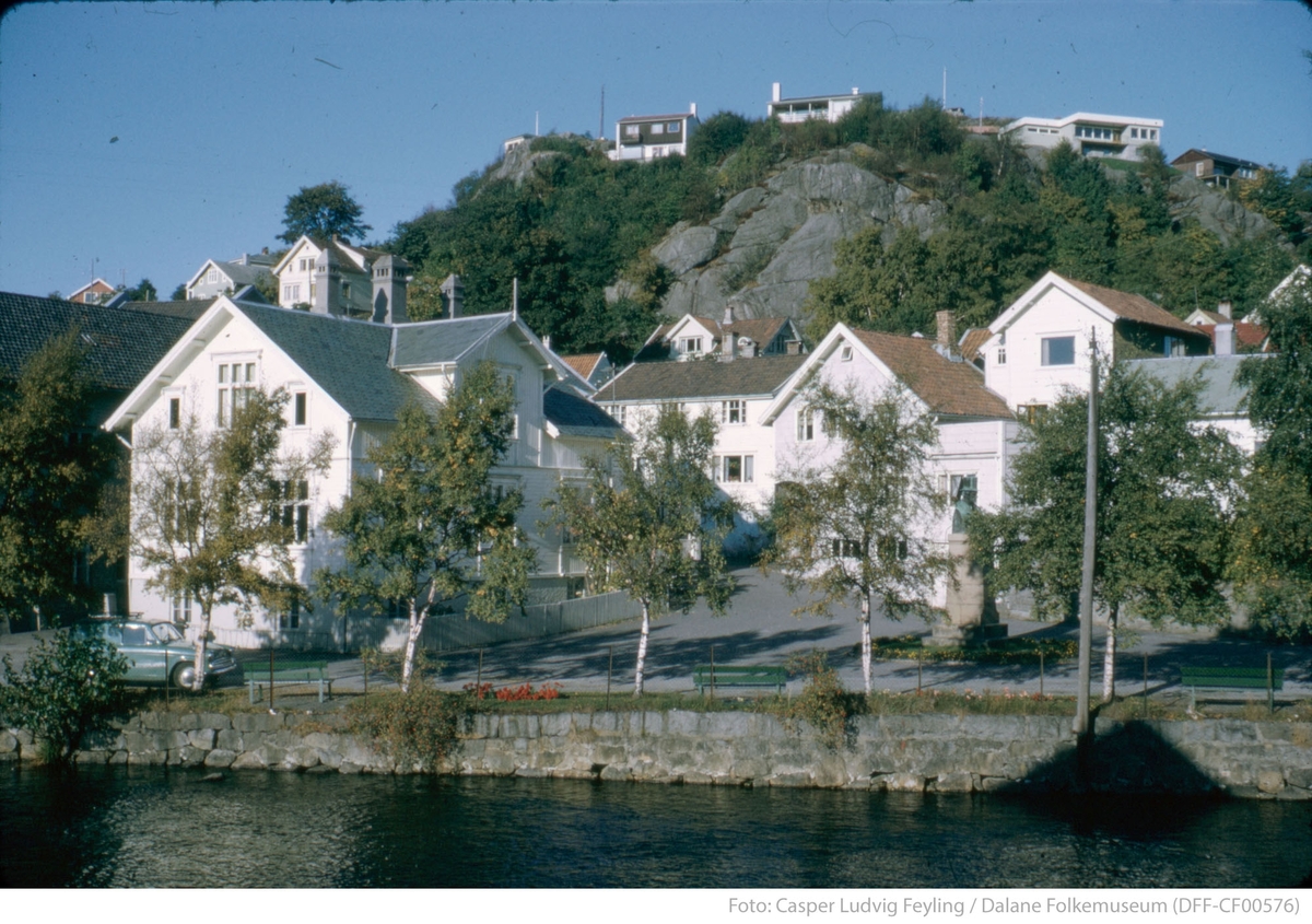 Fabrikkplassen og Kråkefjellet sett fra Damsgårdsbrua