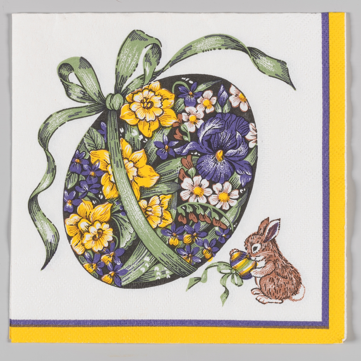 Et stort påskeegg med dekorert med blomstermotiver og ombundet med en stor grønn sløyfe. En liten hare med et stripet påskeegg med sløyfe. En lilla og gul kant.