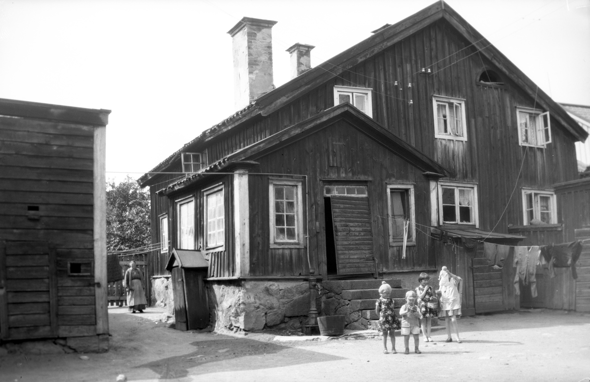 Motiv från Hunnebergsgatan 14 i Linköping. Bilden visar delar av gårdsbebyggelsen. Vy från nordost.