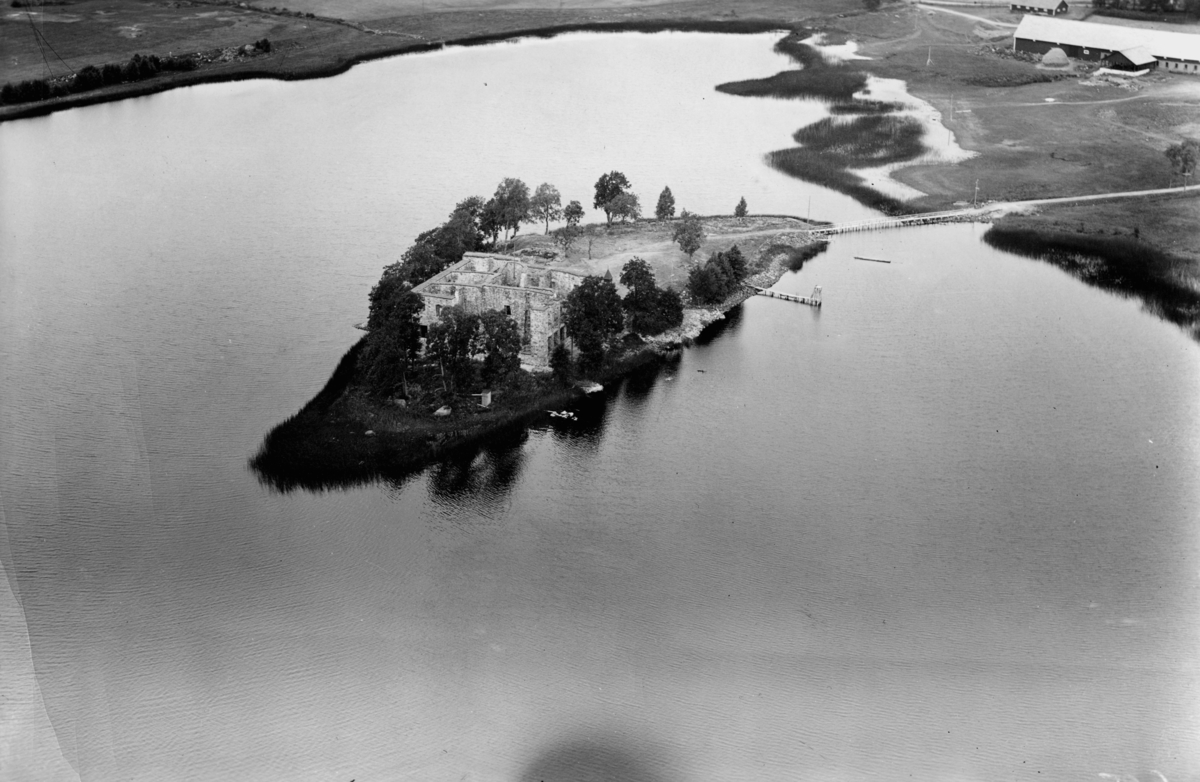 Flygfoto över slottsruin Eksjöhovgård i  Sävsjö kommun.  nr C 1834