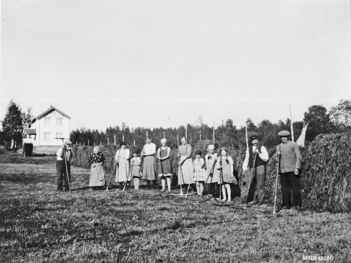 Slåttonn i Nyrønningen, august 1928, John Estensen Moseng, Anna Moseng. (?)