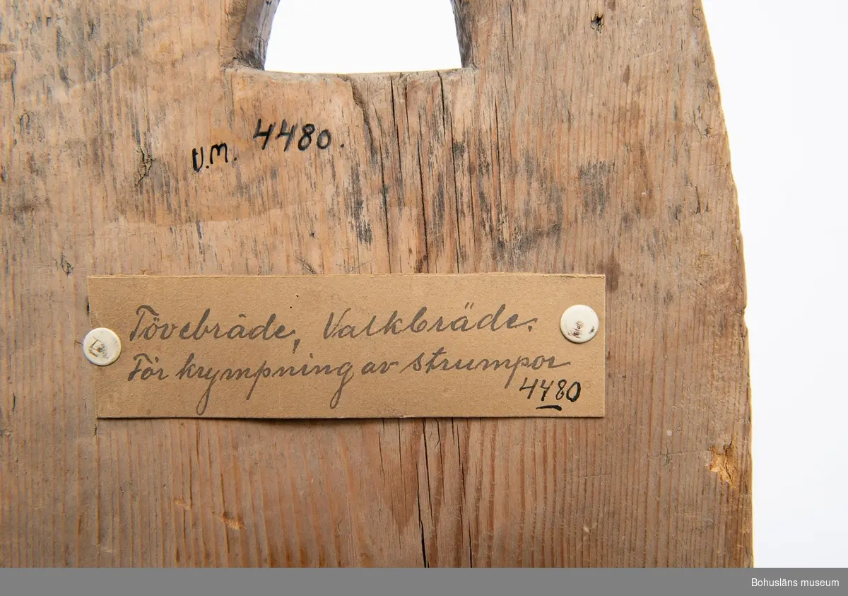 Ur handskrivna katalogen 1957-1958:
Tövebräde för krympning av strumpor
L. 79. Br. 21. Smärre troligen äldre skador. Av trä. Vassbotten, Naverstad, Bohuslän.