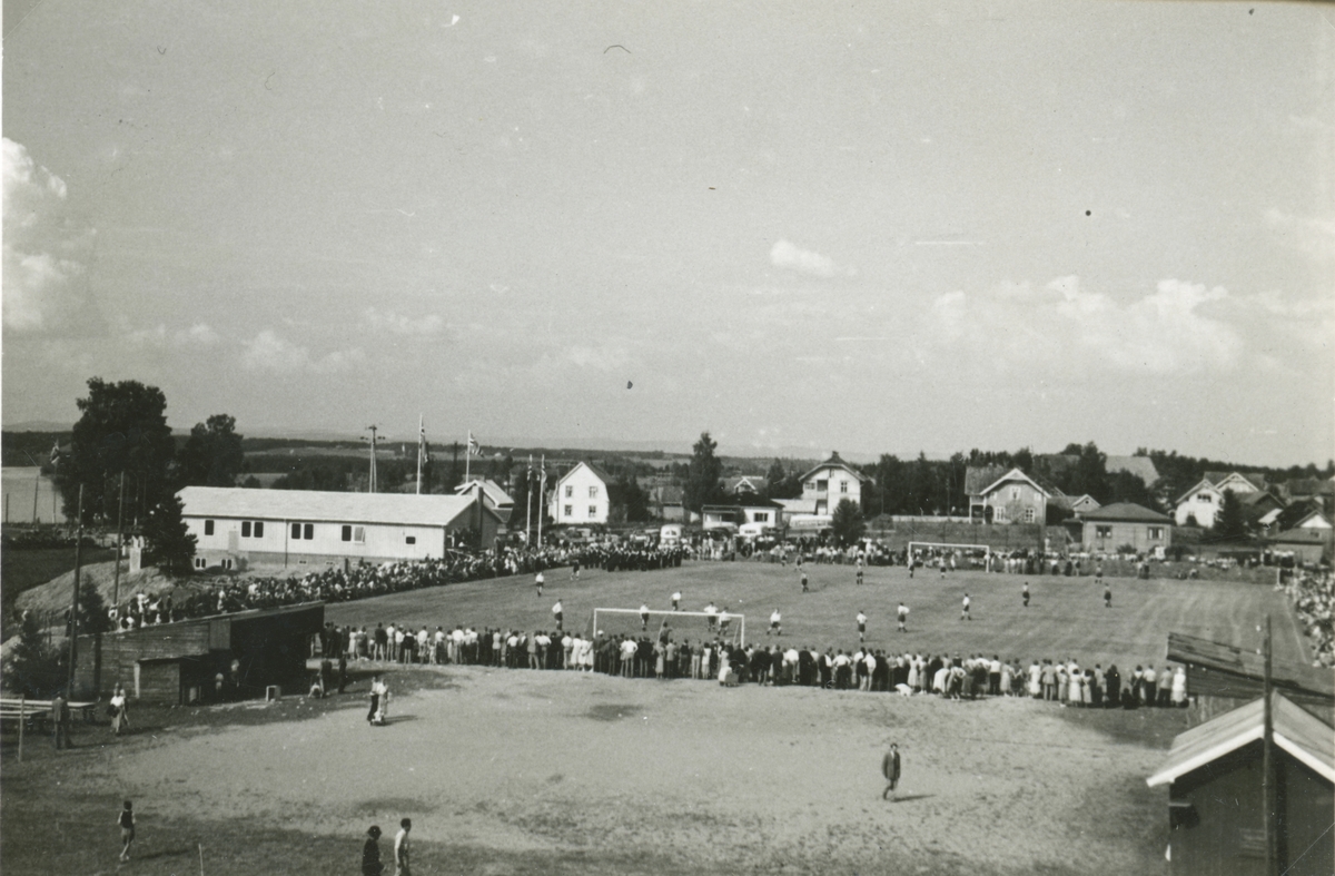 Fotballkamp mellom Haga fotballlag og Lillestrøm sportsklubb i forbindelse med Haga idrettsforening 40-årsjubileum i 1954.