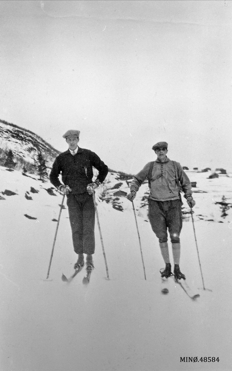 To menn på skitur. Fra venstre; Ole Bekken (20.4.1902-20.2.1933) og Øystein Bekken.