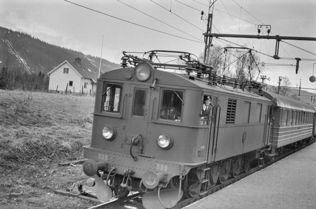Svensk elektrisk lokomotiv type D nr. 339 med persontog nær Åre i Sverige.