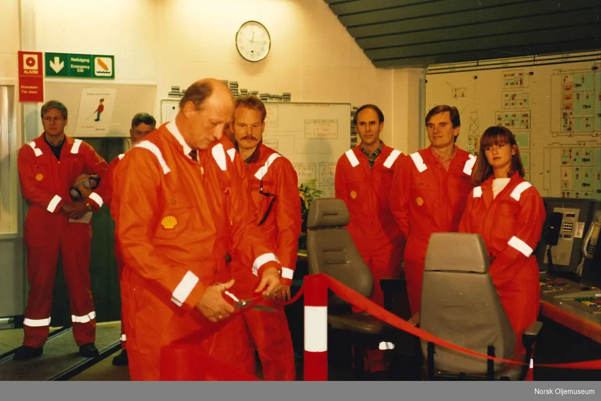 Hans Majestet Kong Harald klippet snoren under den offisielle åpningen av Draugen i 1993.