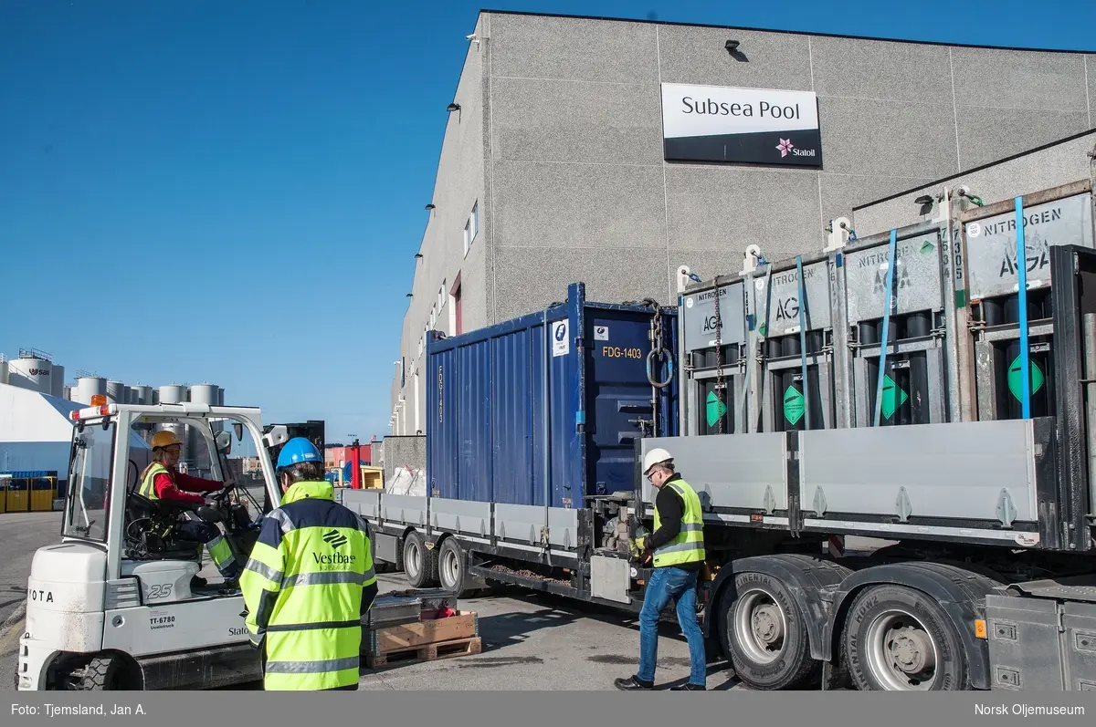 NN ... på trucken losser lastebil ved varelager på Vestbase i Kristiansund.