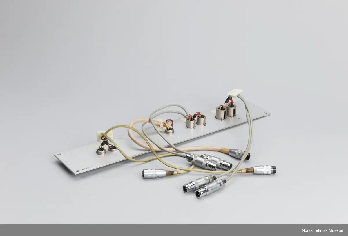 Båndspiller med to spoler og eksternt kabelpanel med kabler.