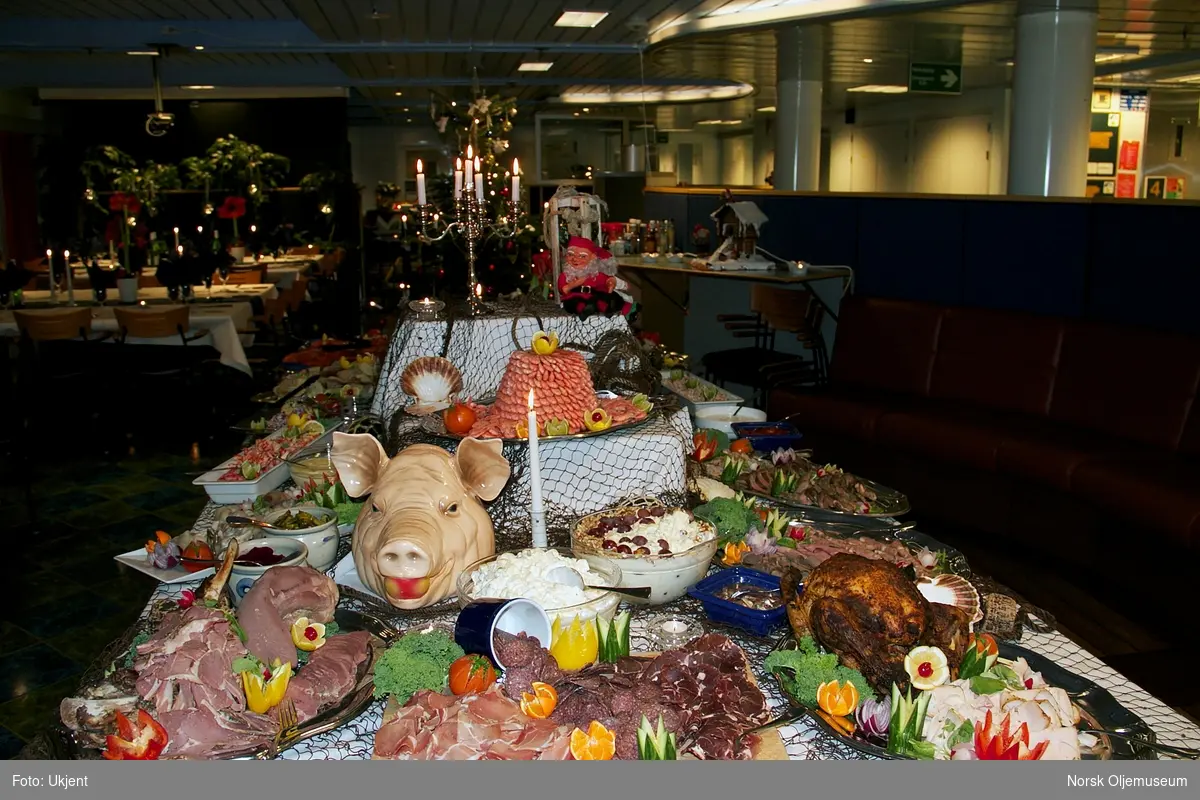 Lekkert oppdekket bord med mat av alle slag i forbindelse med nyttårsfeiringen på Draugen nyttårsaften 2010.