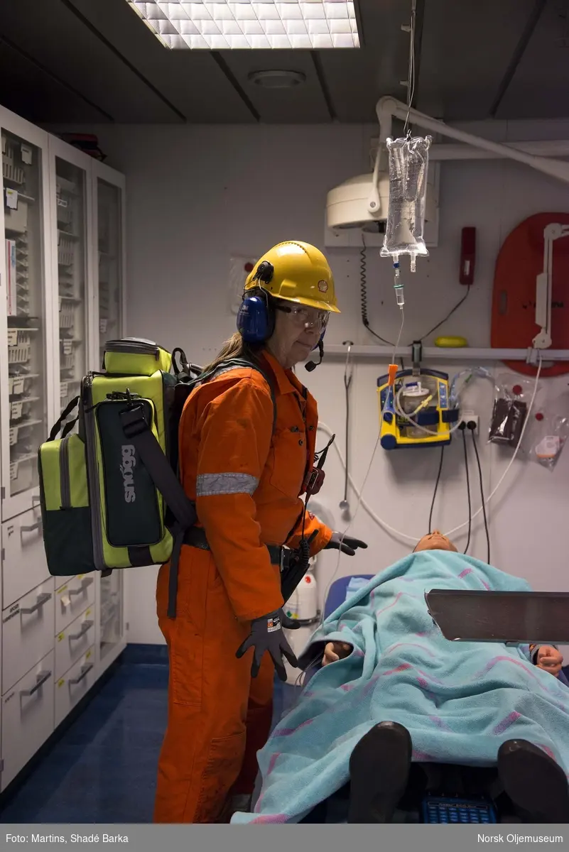Sykepleier, Carina Løvgren har tatt på seg utstyret hun hadde tatt med seg om det hadde vært utrykning.