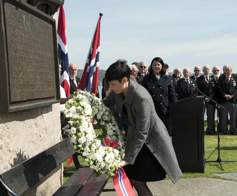 Utenriksminister Ine Marie Eriksen Søreide legger ned krans på monumentet 8. mai 2018. (Foto/Photo)