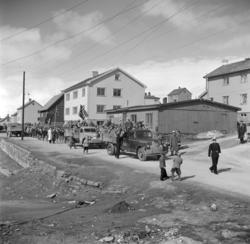 Vadsø 17 mai 1952. Folketog på vei østover i Havnegata. To l