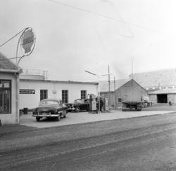 Vadsø sentrum 1959. Shell bensinstasjon og tankanlegg i Toll