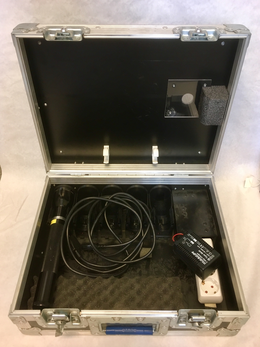 Stålkoffert med holder for 5 stk store lommelykter av typen Mag-Lite. Kofferten har strømforsyning som kan kobles direkte på ordinært strømnett. Kofferten inneholder nå kun en lommelykt.