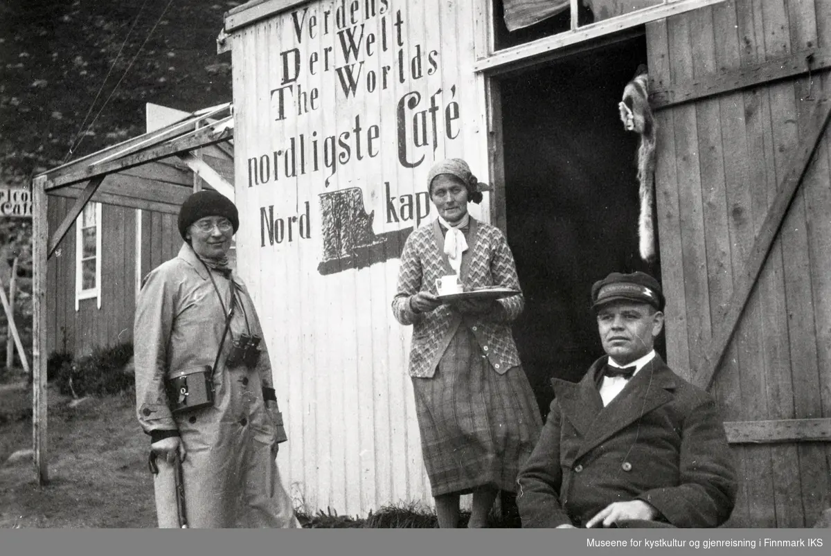 Karen Sannes (i midten) serverer turister utenfor "Café Nordkap" i Hornvika. 1930-tallet.