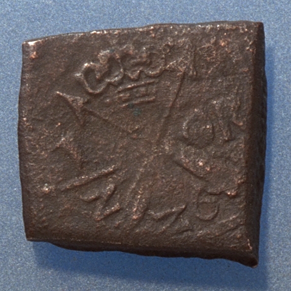 Â½- öre

Fyrkantigt mynt.

I bra skick, men slitet.

Vikt: 13,2 gram.



Text in English: Square-shaped coin. Denomination: Â½ - öre.

The obverse side has a Vasa sheaf in the centre, faintly visible. The initials G R appear in capital letters. G placed to the left and R to the right of the sheaf. G is only faintly visible.

The coin stamp is off-centre. The frame is partly visible.

The reverse side has two crossed arrows beneath a crown, faintly visible. On the left hand side is the fraction Â½, and on the right the initials ÖR, faintly visible.

The two digit year of coinage, 26 (1626), is placed beneath the arrows.

The coin stamp is off-centre. The frame is partly visible.



Present condition: both sides are worn.

Weight: 13,2 gram.