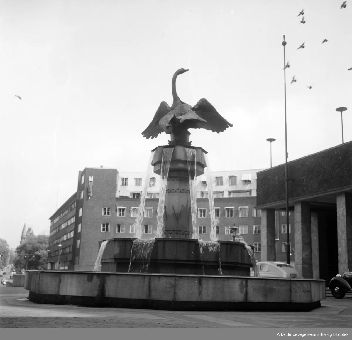 Rådhuset: Fontenen i Borggården. Dyre Vaas svaner. Juni 1955