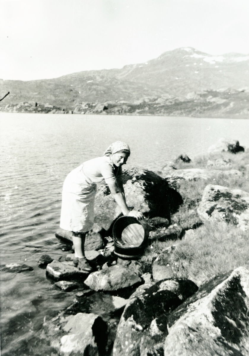 kvinne mjølkeholk vatn fjell