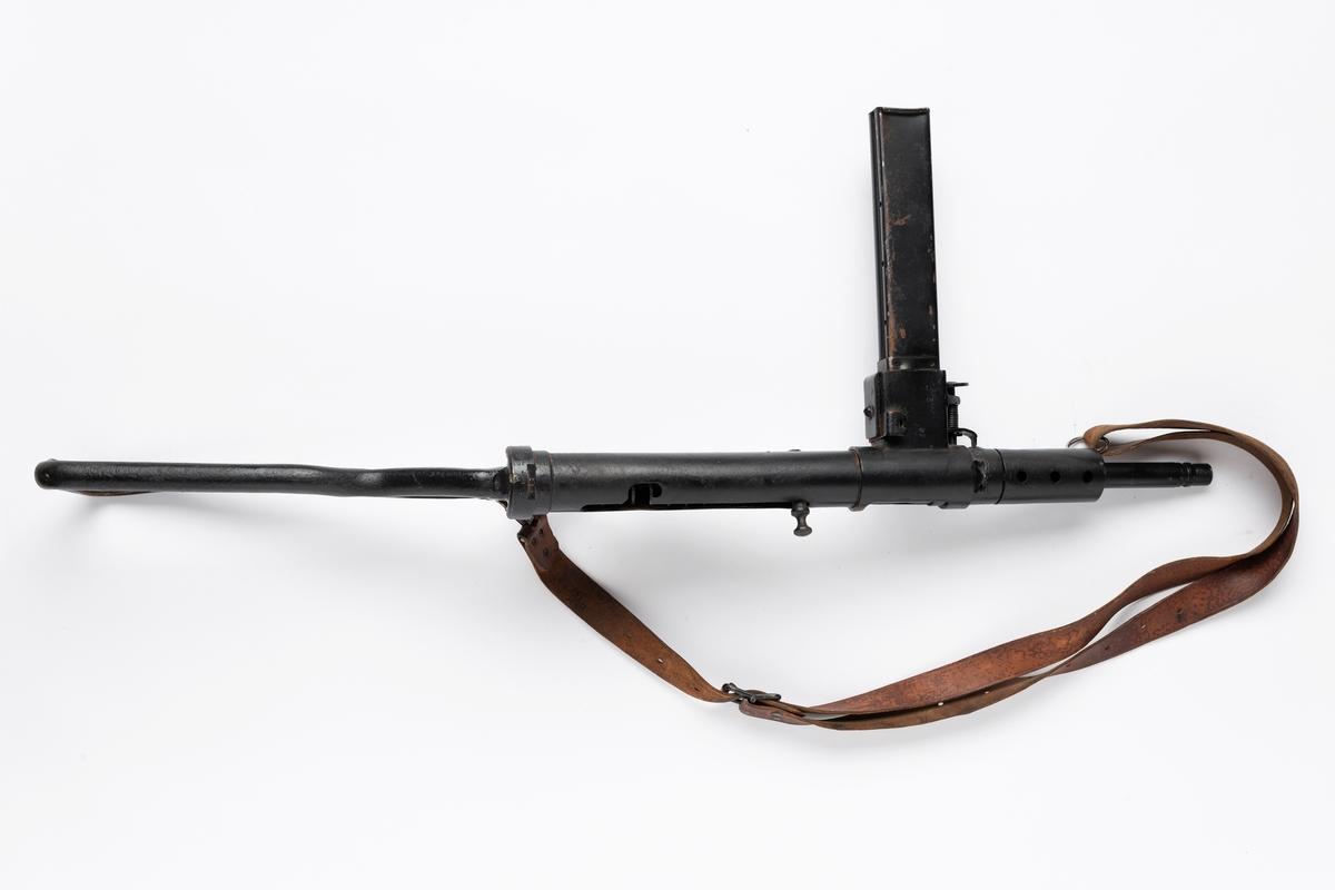 Britisk 9 x 19 mm maskinpistol med magasin og lærsele.