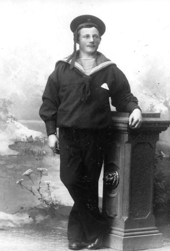 Svart-hvitt foto av Ole Severin Olsen i matrosdress. Han omkom i ei mineulykke ved Lillesand i 1920.
