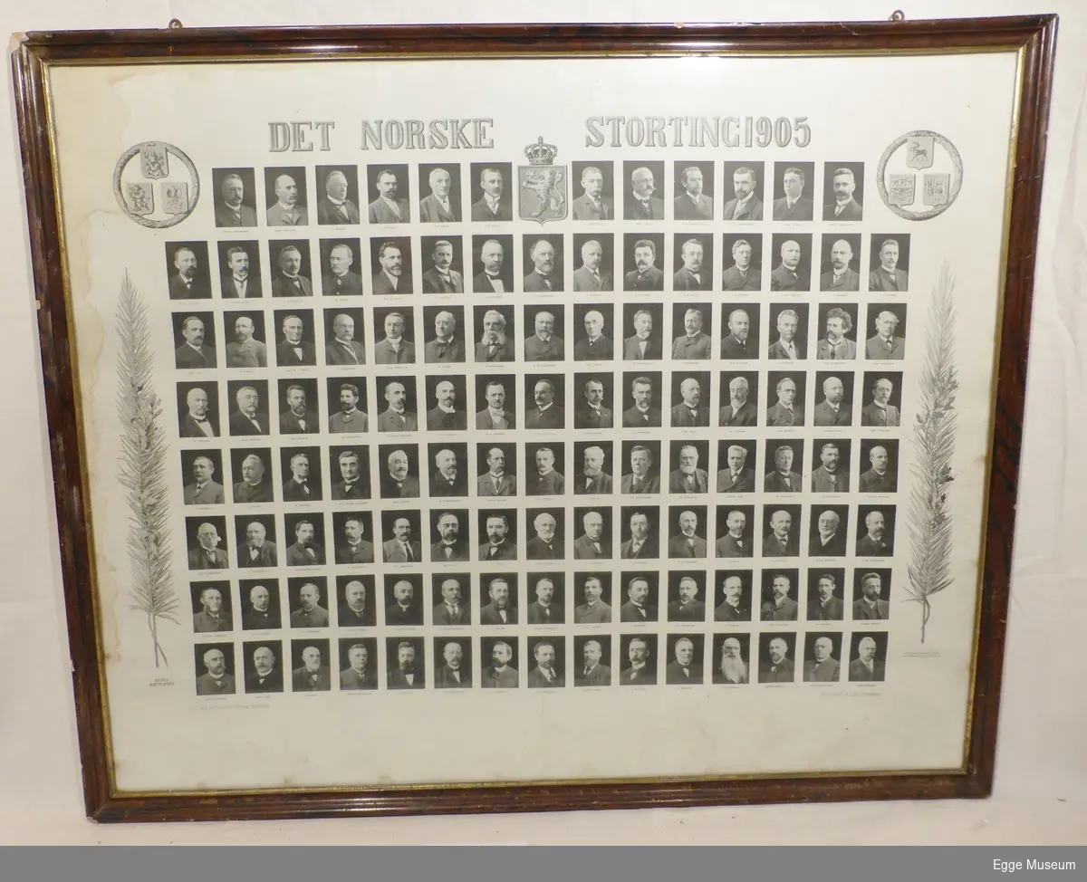 Bildet viser portrettfoto av stortingsrepresentantene ved Stortinget i 1905. På hver side av portrettene er det kvister av forskjellig slag som tvinnes om hverandre. På hver side av den øverste rekka portretter er det tre forskjellige våpenskjold, og på midten av den samme rekka står riksvåpenet.