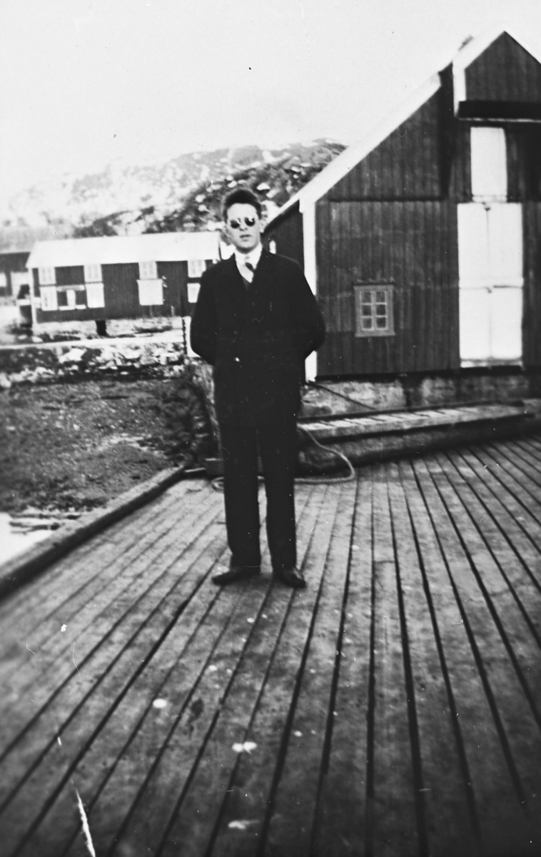 Fredrik Dragøy på kaia i Skrolsvik. Ca. 1928-30.