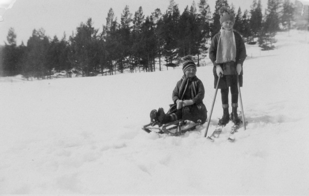 To barn på skitur - Anna og Astrid Hågensen