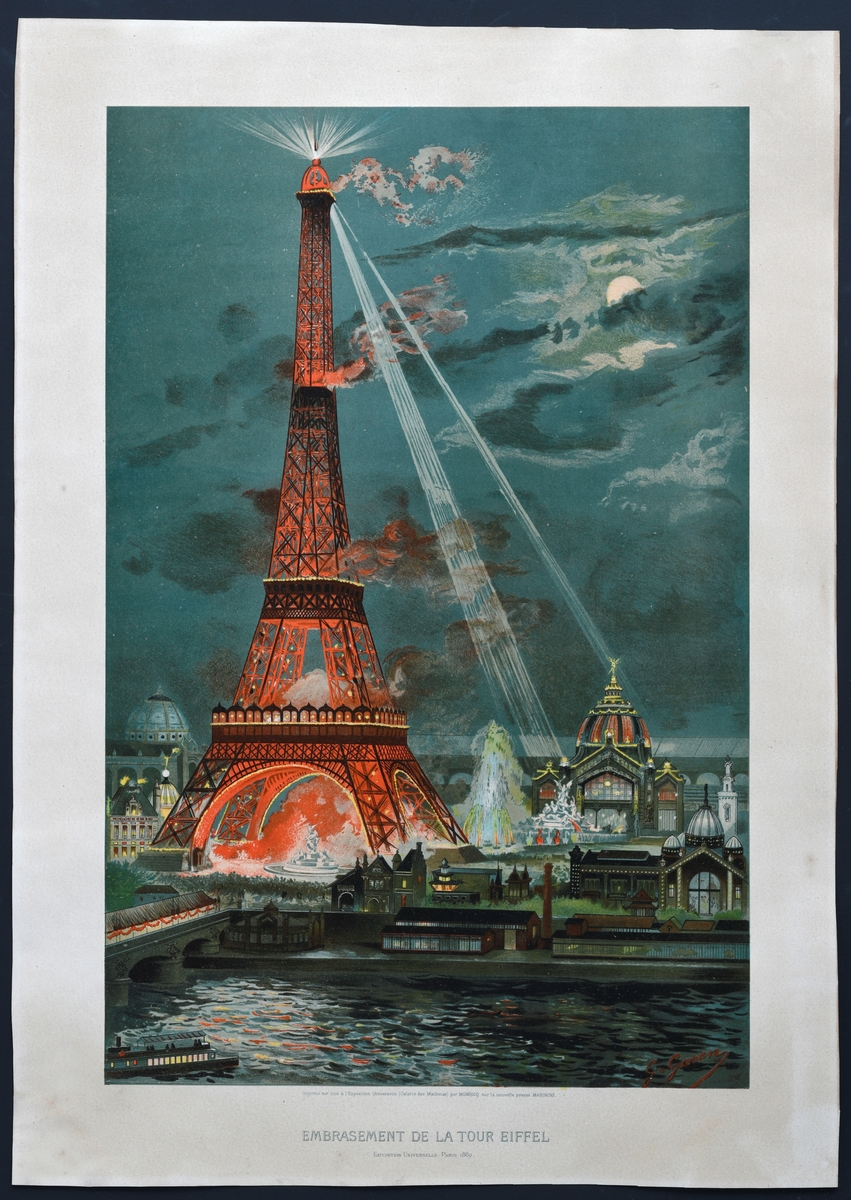 Et fargetrykk der motivet er  Eiffeltårnet som lyser opp over Paris. Eiffeltårnet er farget rødt mens det sender ut to klare lysstråler. I forgrunnen kan man se Seinen med en elvebåt som kommer inn fra venstre. Plakaten er fra Verdensutstillingen i Paris (06.05-31.10.1889) der utstillingens største byggverk og symbol var nettopp Eiffeltårnet. Buen til tårnet utgjorde porten til utstillingen. Rammen er en treramme som er malt svart og som har enkel profilering innerst. På rammen er det også en en firkantbord som er malt i gull. På baksiden er det festet en papplate med metallstifter. Opphenget er to runde metallkroker som er festet på hver sin side i rammen.