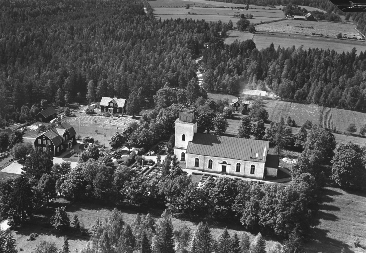 Flygfoto över Edshult kyrka i Eksjö kommun. Nr D.2227.