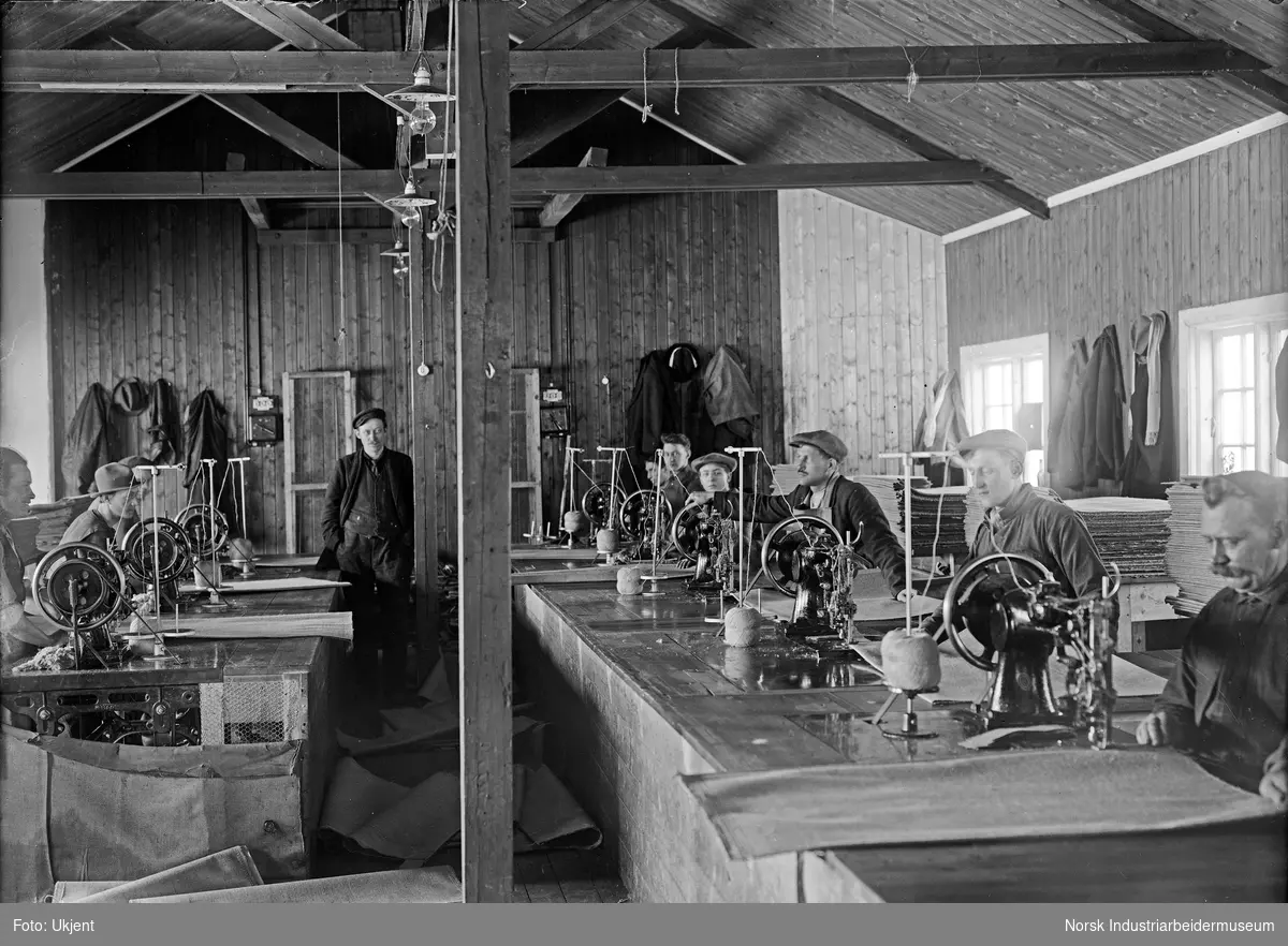 Mannfolk ved symaskinene hos sekkefabrikken Lillo i Oslo.