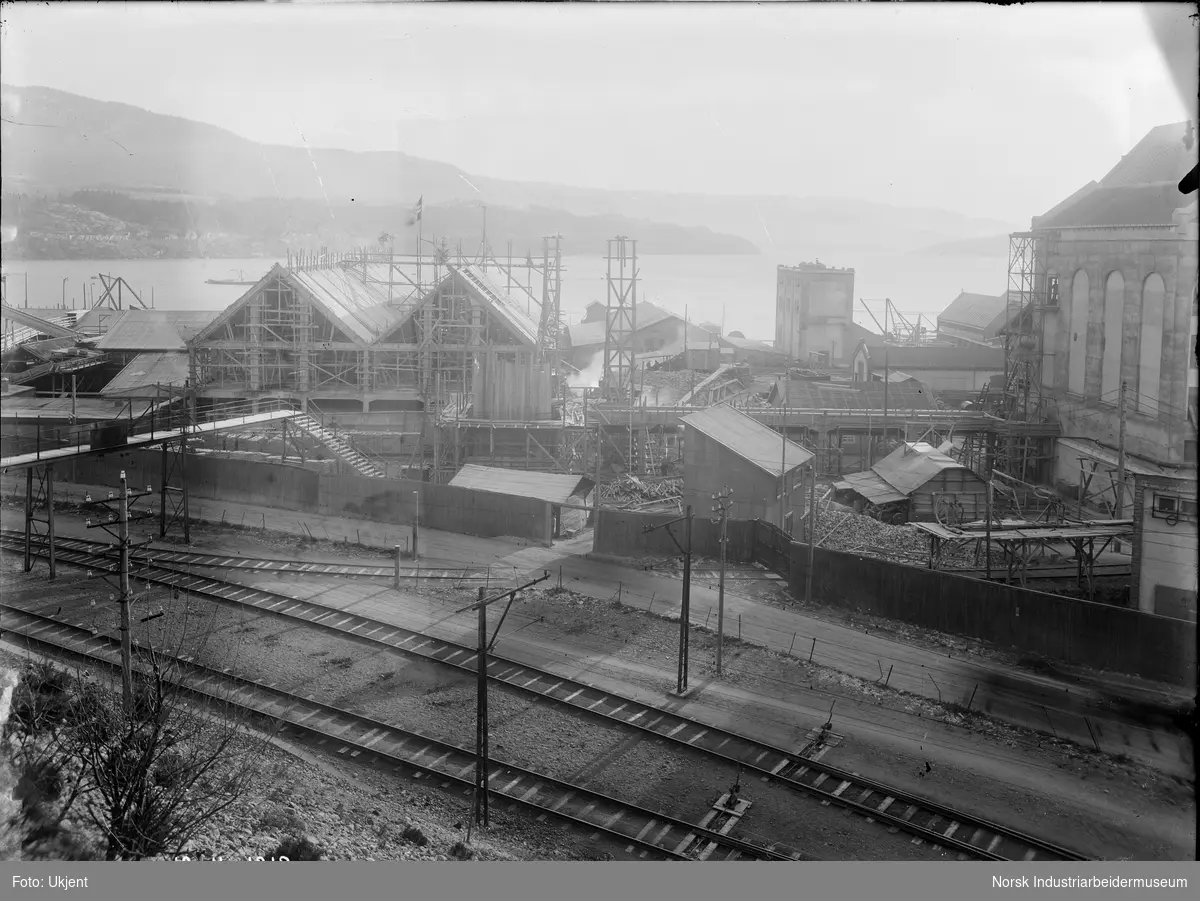 Den gamle sekkefabrikken ("Gamle sekken") og bro over jernbanen.